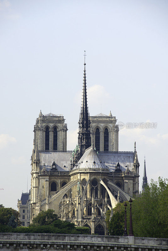 从萨利桥(Pont de Sully)上俯瞰巴黎圣母院(Notre Dame de Paris)和图内尔桥(Pont de la Tournelle)